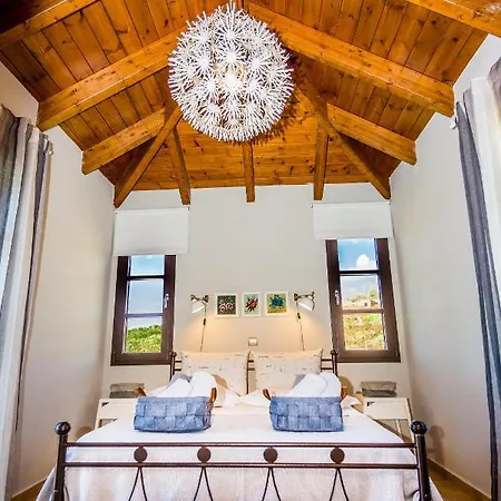 Filon Ktima Beachfront Upscale فيلة