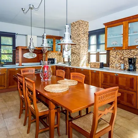 Filon Ktima Beachfront Upscale Karavádhos