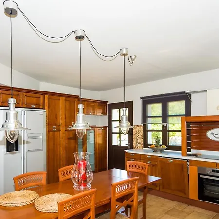 Villa Filon Ktima Beachfront Upscale *