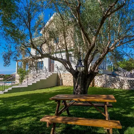 Filon Ktima Beachfront Upscale Vila *